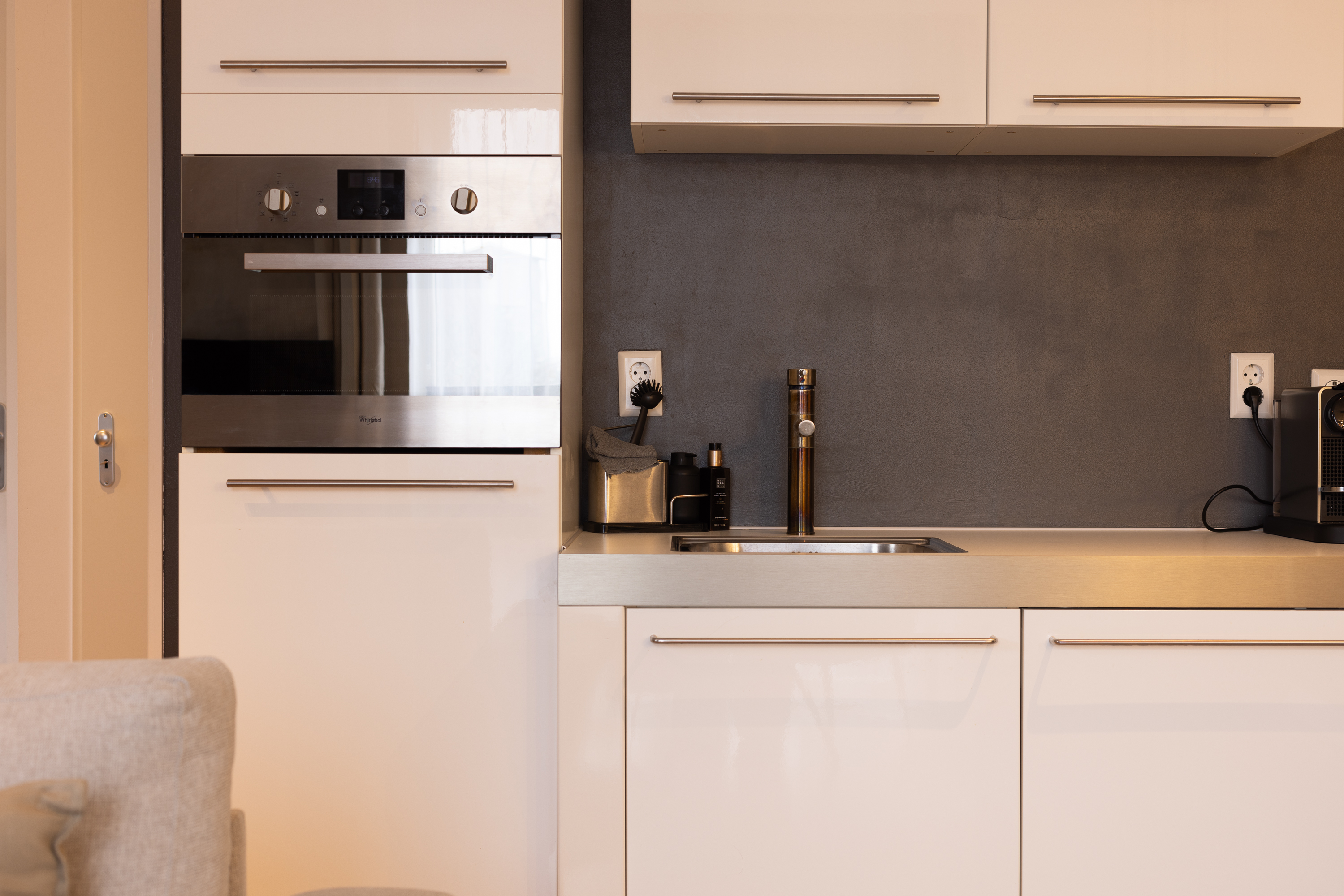 Moderne lichte keuken met donkere accenten
