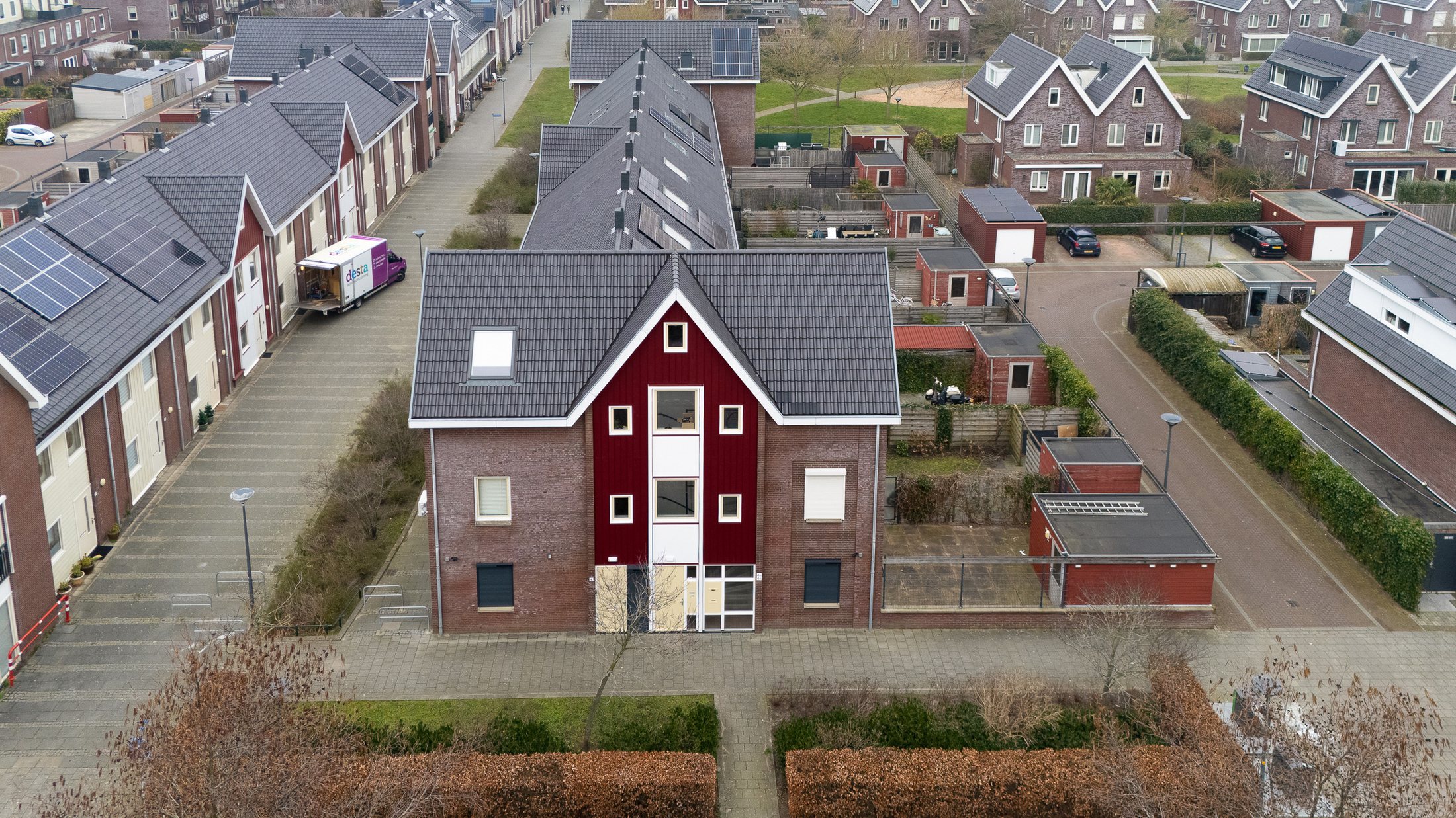 Luchtfoto van het appartementengebouw en de omliggende buurt