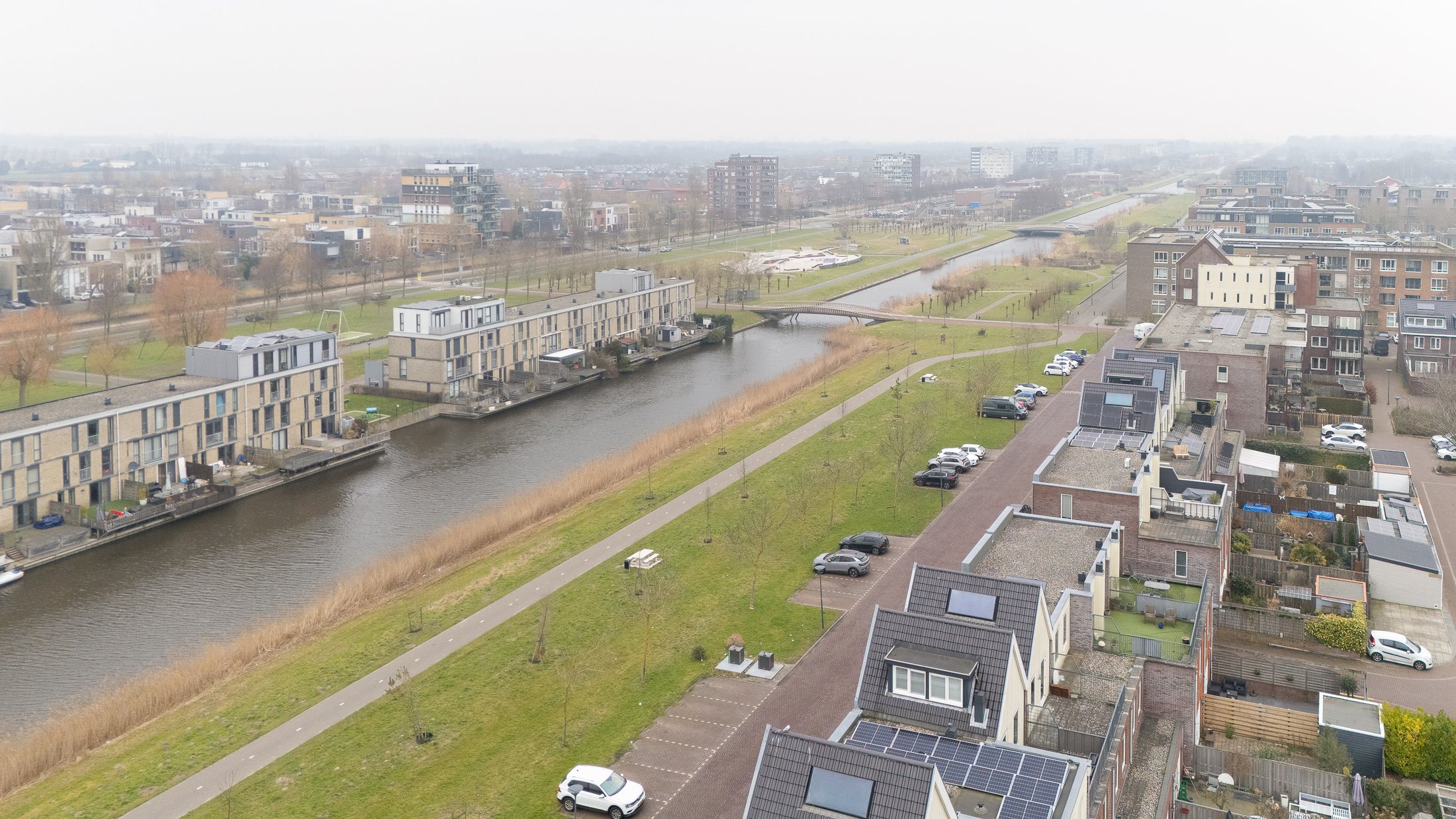 Luchtfoto van de wijk en waterpartij in Hoofddorp