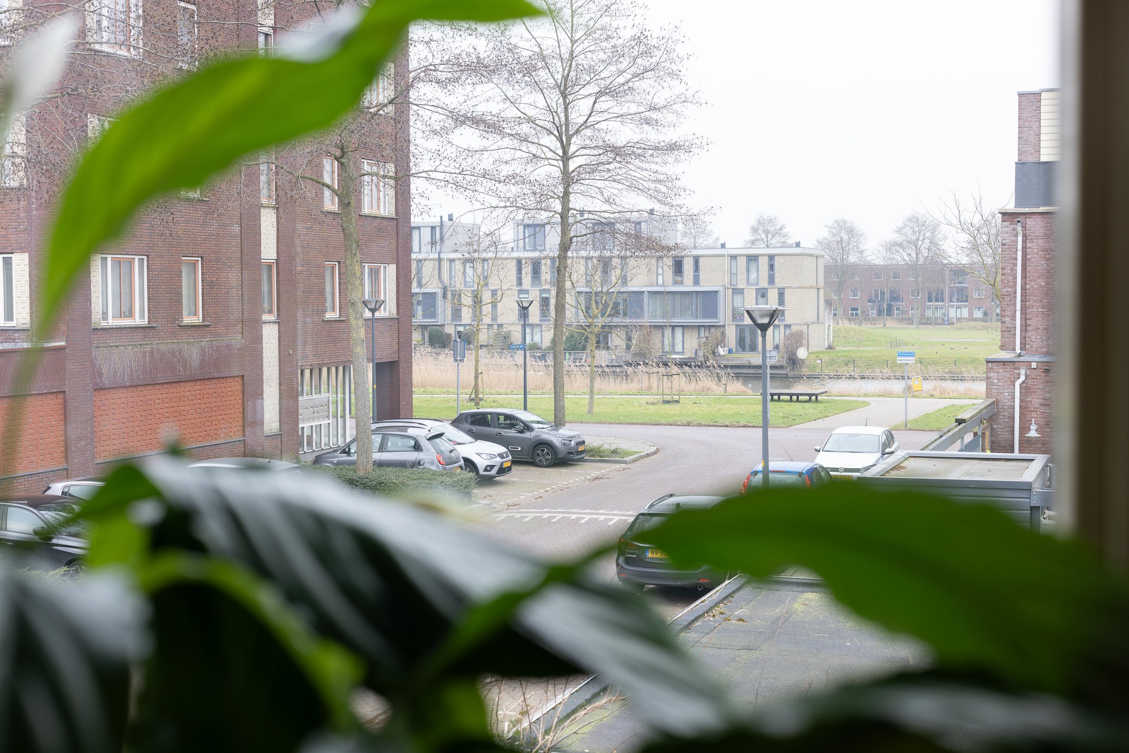 Uitzicht vanuit het appartement op de straat en omgeving