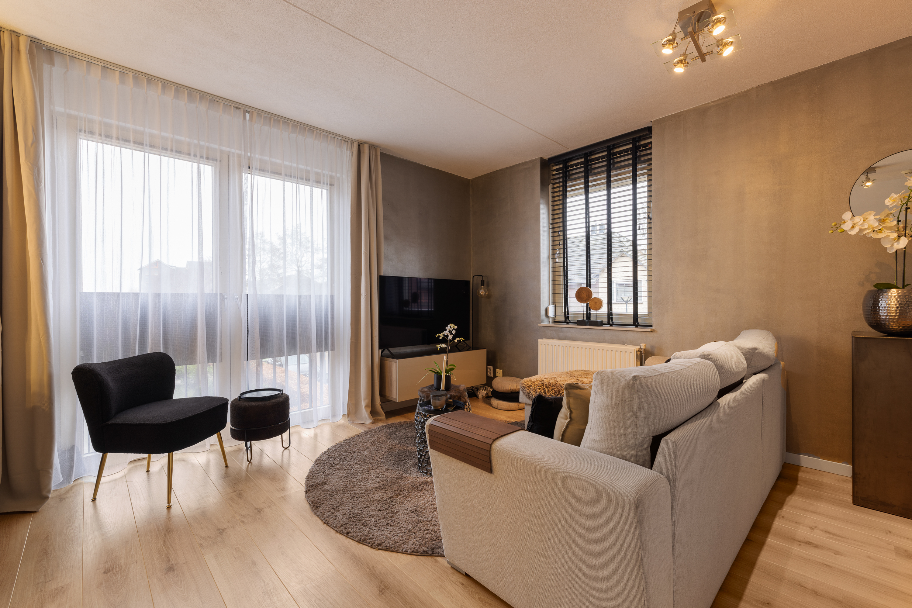 Woonkamer met warme styling en rustige compositie