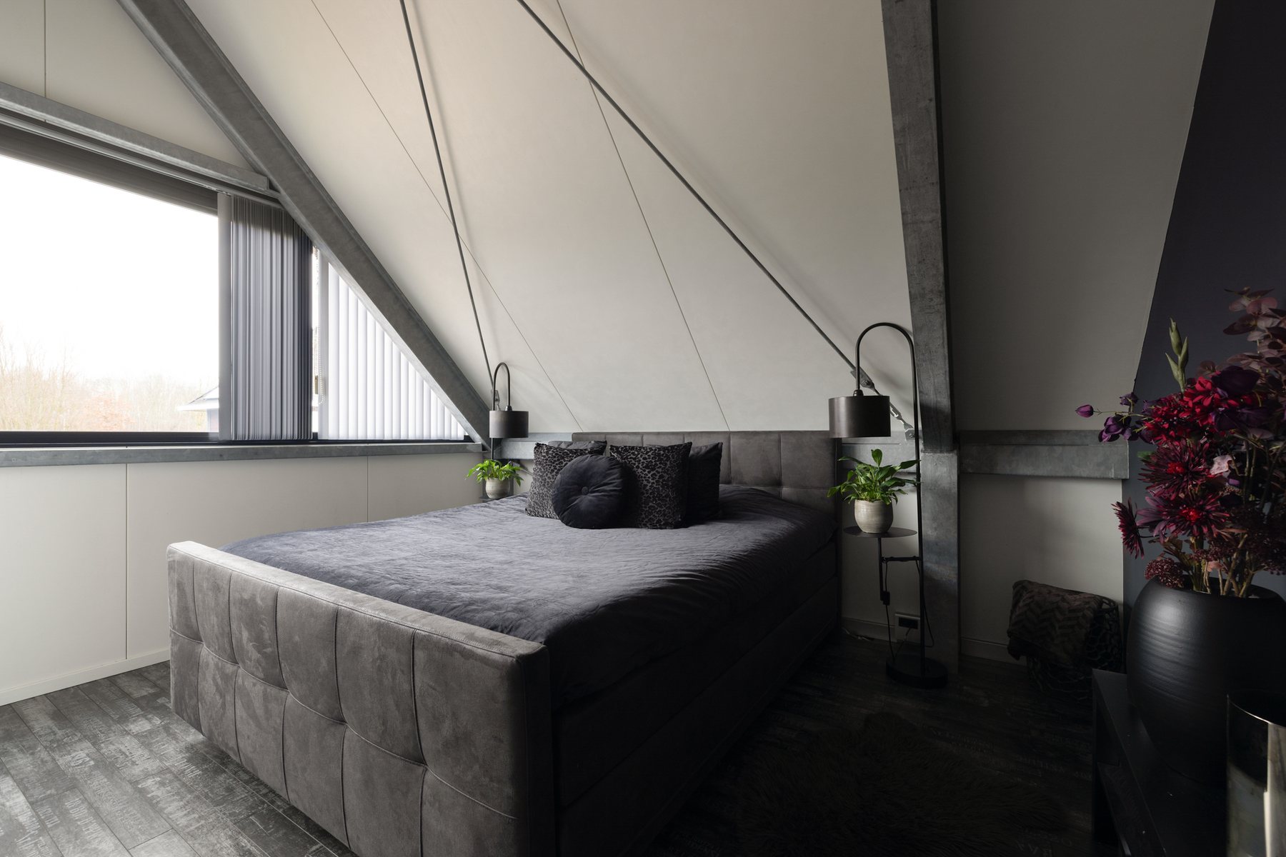 Bovenverdieping met loungeplek en werkruimte