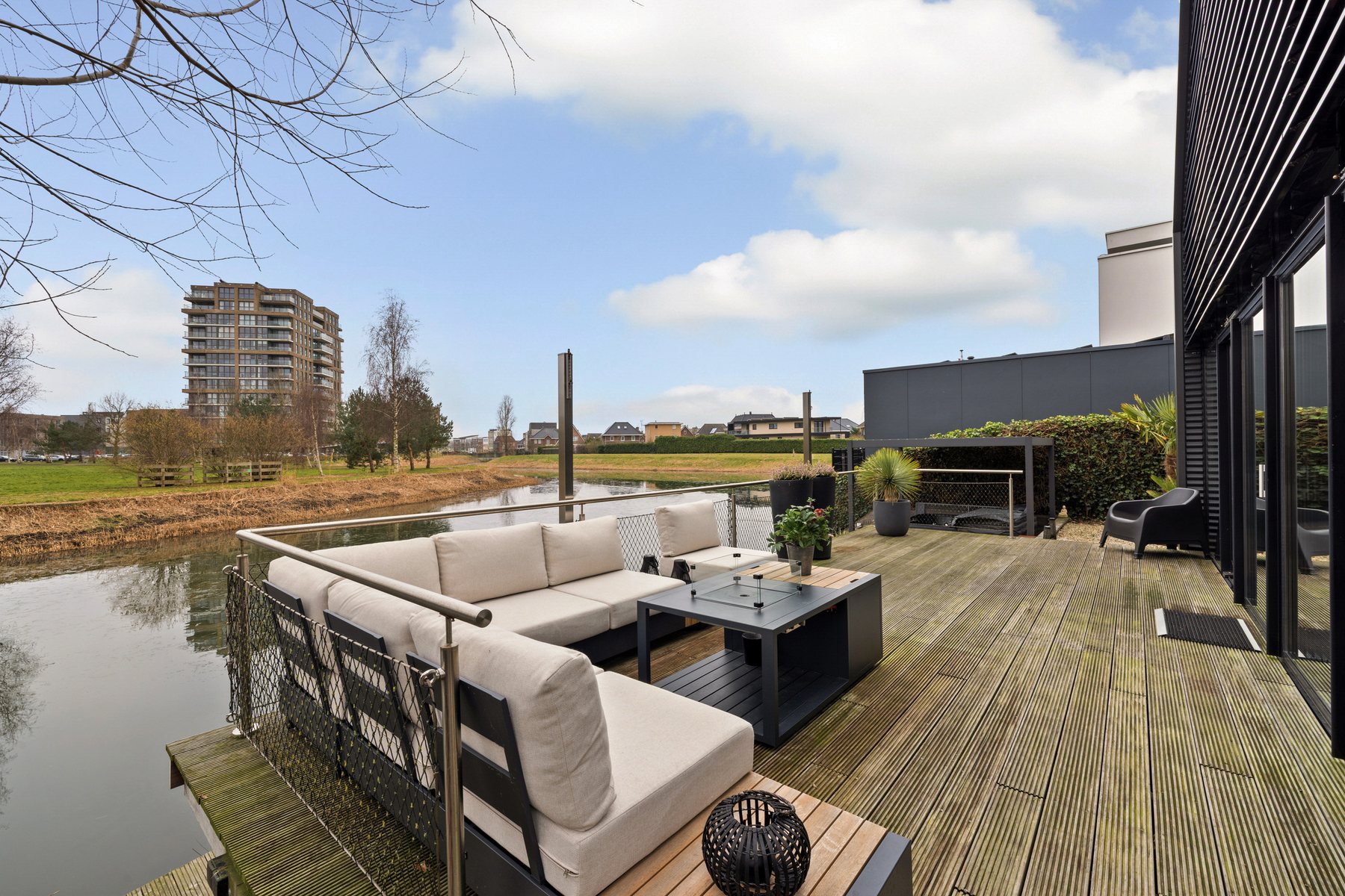Terras aan het water met loungeset
