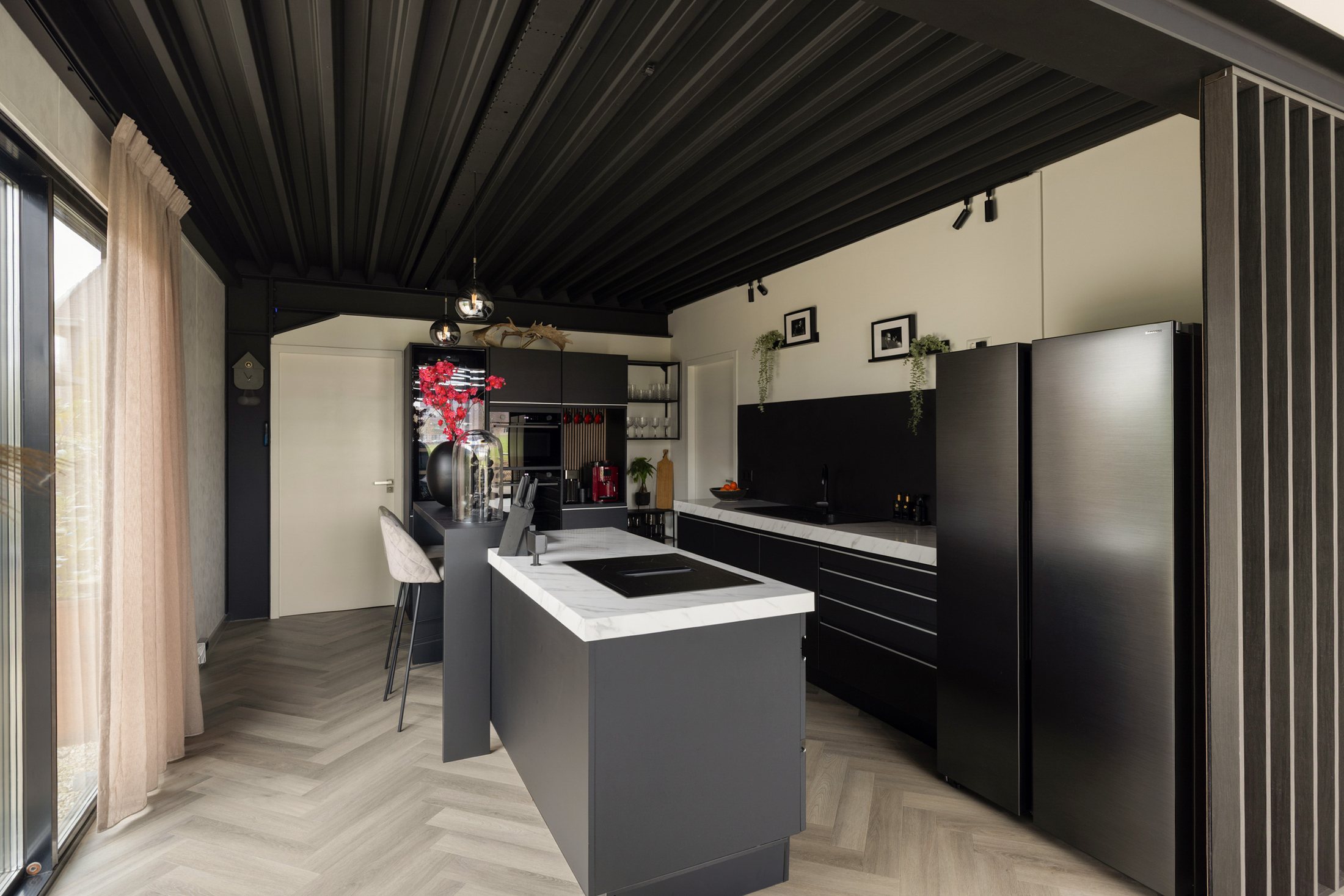 Moderne zwarte woonkeuken met kookeiland