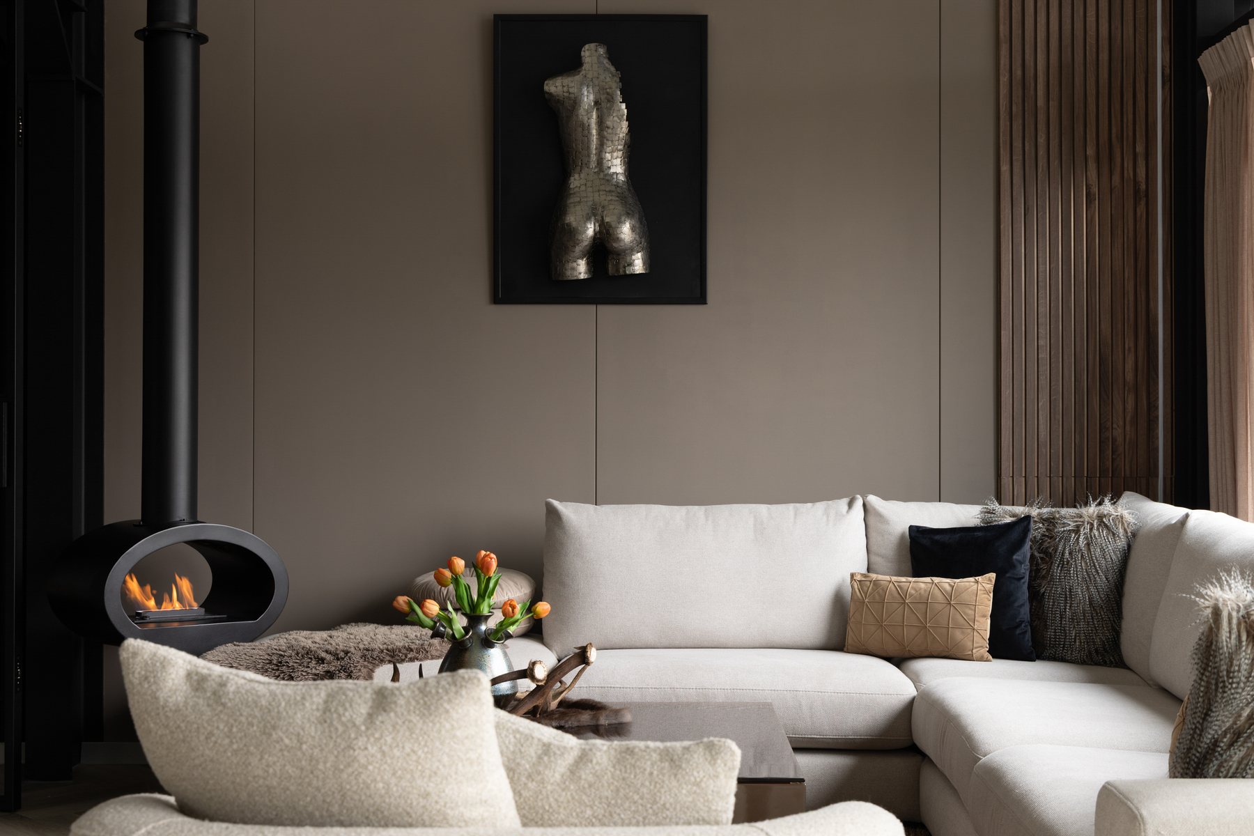 Zithoek met warme styling, zachte texturen en kunst aan de wand